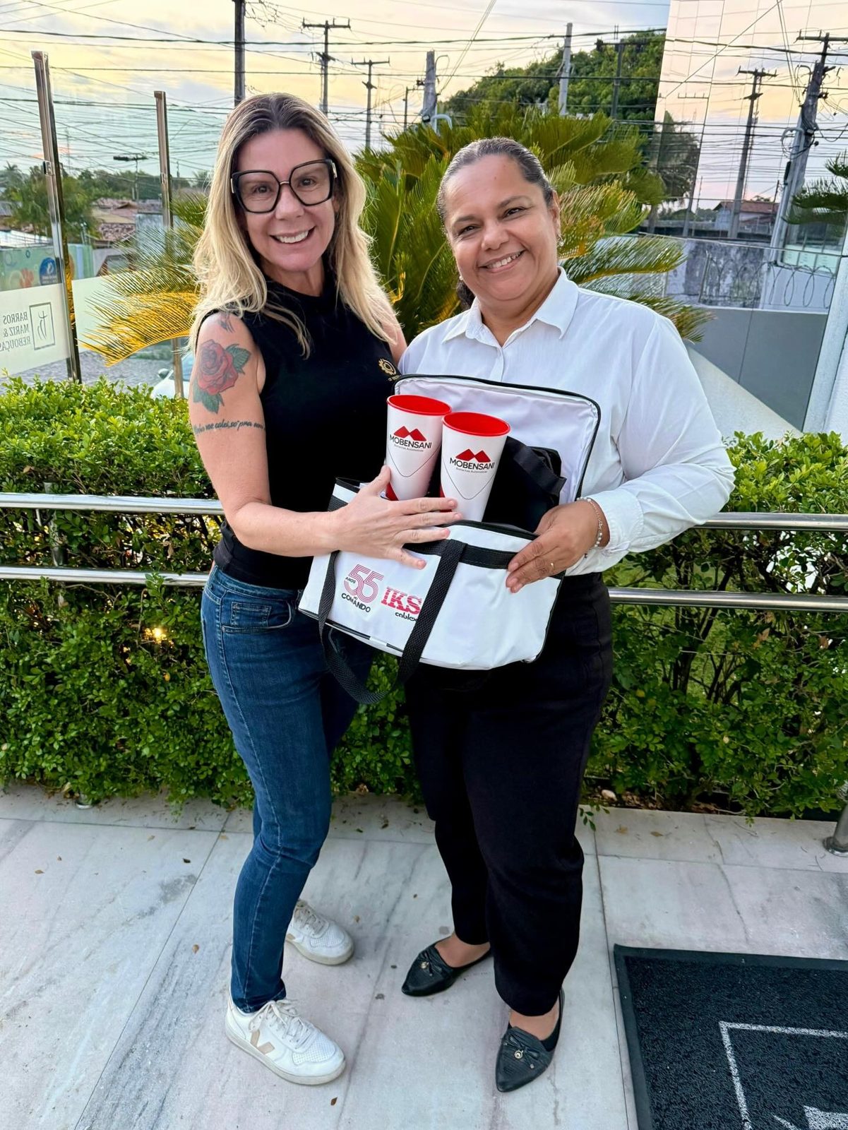 Cybele Sarmento entregando brindes a cliente