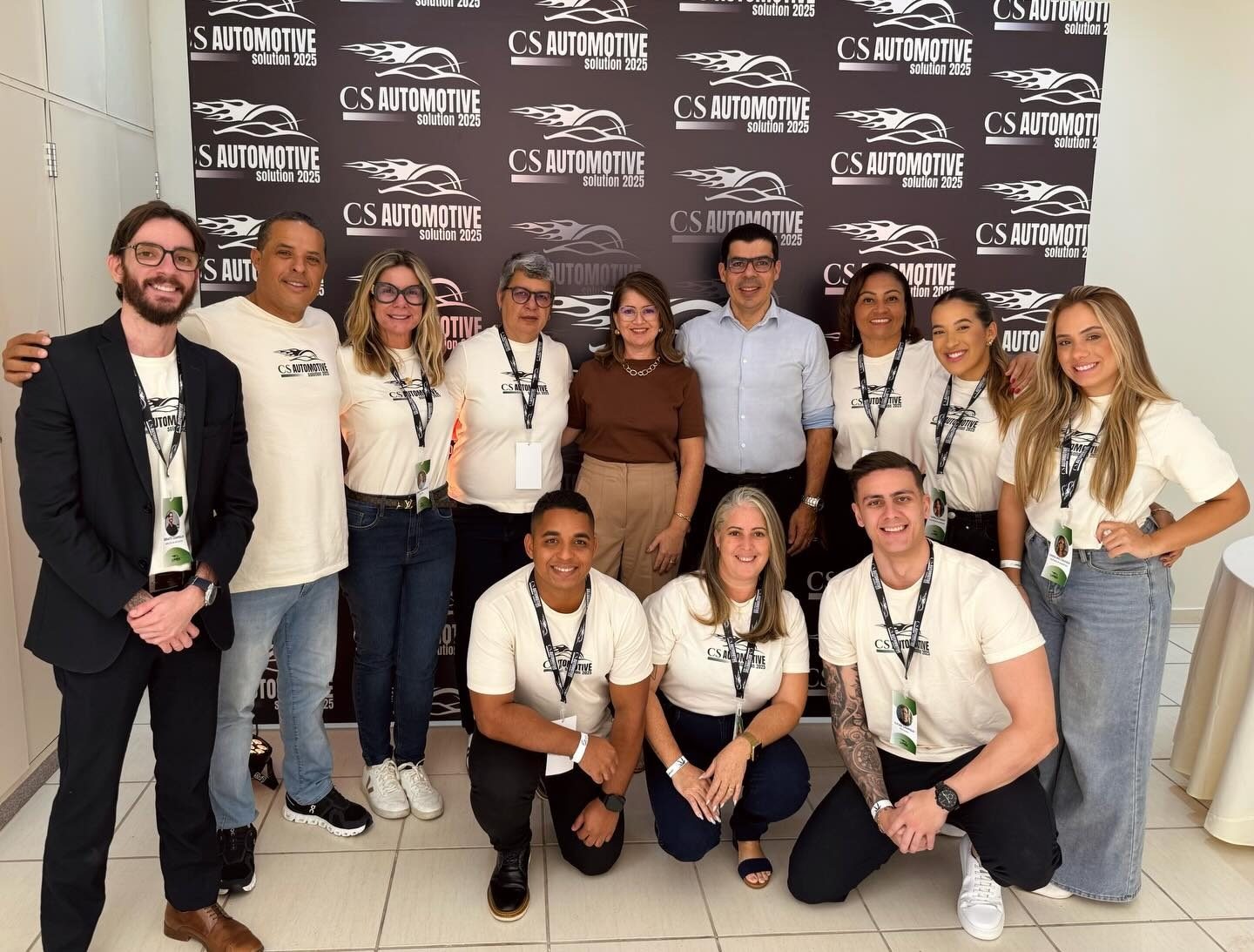 Equipe e parceiros reunidos no painel do CS Automotive Solution 2025